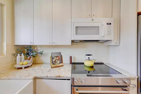 Kitchen - 1982 Fairlee Dr, Encinitas, CA 92024 photo 7 of 9