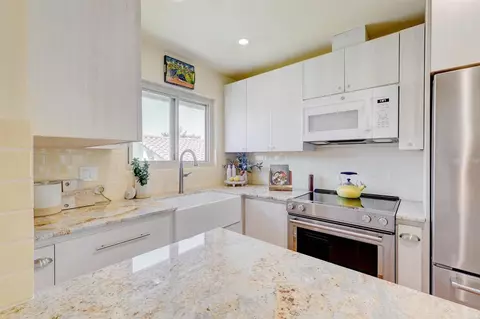 Kitchen - 1982 Fairlee Dr, Encinitas, CA 92024 photo 4 of 9