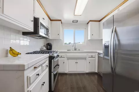 Kitchen - 421 Hillcrest Ln, Fallbrook, CA 92028 photo 2 of 2