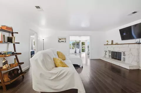 Living - 421 Hillcrest Ln, Fallbrook, CA 92028 photo 1 of 2