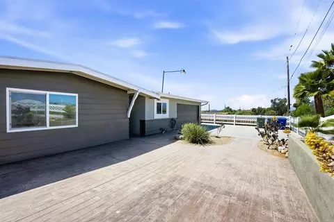 Exterior - 421 Hillcrest Ln, Fallbrook, CA 92028 photo 3 of 11