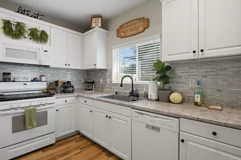 Kitchen - 35302 Brown Galloway Ln, Fallbrook, CA 92028 photo 2 of 3