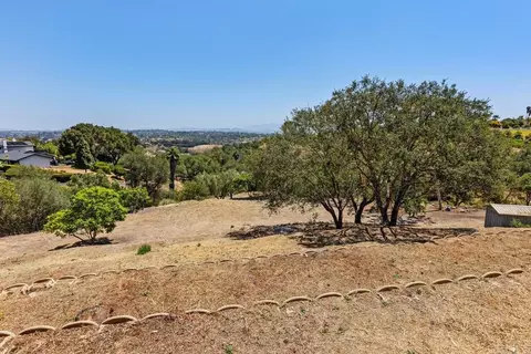 Exterior - 435 Rancho Camino, Fallbrook, CA 92028 photo 5 of 6