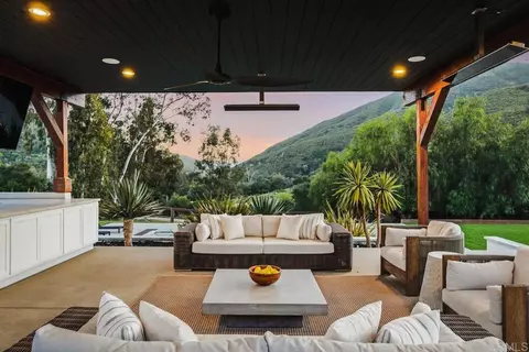Exterior - 19660 Elfin Gln, Escondido, CA 92029 photo 2 of 13