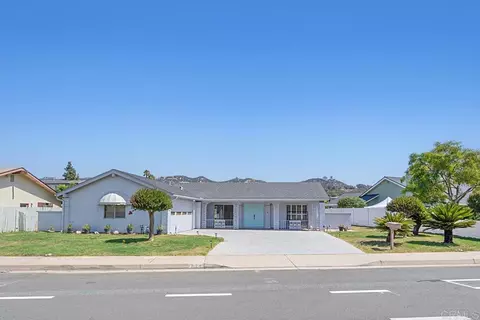 1622 W Country Club Ln, Escondido, CA 92026