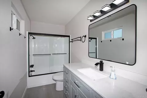 Bath - 1133 Gardena Rd, Encinitas, CA 92024 photo 1 of 3