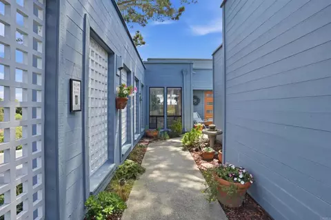 Exterior - 1051 Freedom Ct, Del Mar, CA 92014 photo 3 of 4