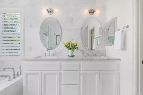 Bath - 410 Pipes Ln, Encinitas, CA 92024 photo 2 of 4