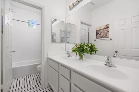 Bath - 410 Pipes Ln, Encinitas, CA 92024 photo 4 of 4