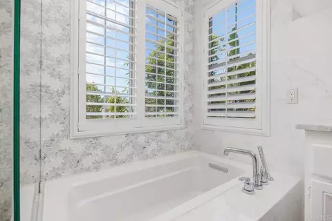 Bath - 410 Pipes Ln, Encinitas, CA 92024 photo 3 of 4
