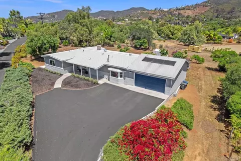 2194 Foothill Dr, Vista, CA 92084