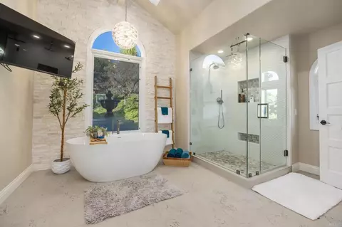 Bath - 13348 Old Winery Rd, Poway, CA 92064 photo 2 of 7