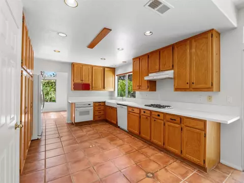 Kitchen - 5151 Bella Colina St, Oceanside, CA 92056 photo 2 of 3