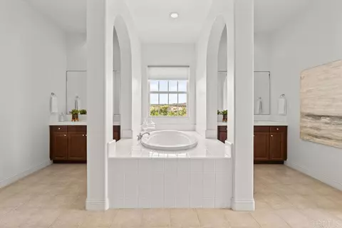 Bath - 5544 Papagallo Dr, Oceanside, CA 92057 photo 4 of 7