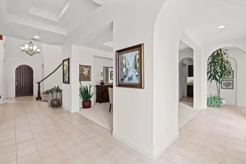 Entry Way - 5544 Papagallo Dr, Oceanside, CA 92057 photo 5 of 15