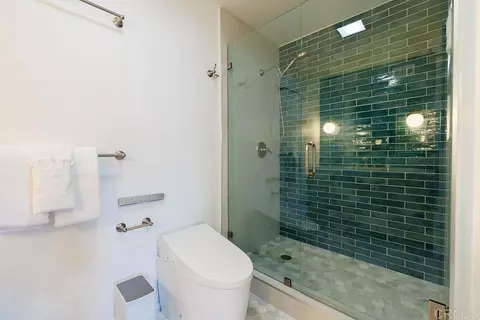 Bath - 1202 N Pacific St #402A, Oceanside, CA 92054 photo 5 of 5