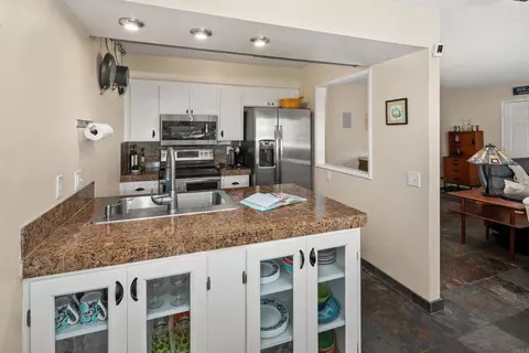 Kitchen - 634 E Solana Cir, Solana Beach, CA 92075 photo 2 of 4