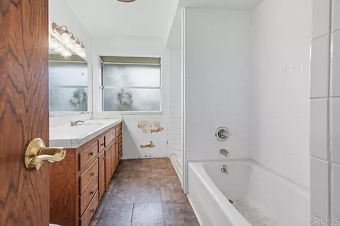Bath - 3655 Lupine Ln, Fallbrook, CA 92028 photo 3 of 4