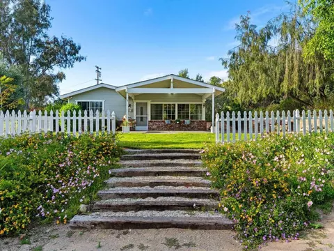 946 Osborne St, Vista, CA 92084