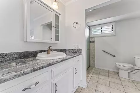 Bath - 151 E Palm Lane Dr, Redlands, CA 92373 photo 2 of 3