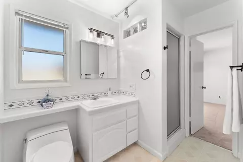 Bath - 635 Pine Tree Ln, Vista, CA 92081 photo 2 of 2