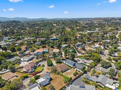 View/Area - 635 Pine Tree Ln, Vista, CA 92081 photo 4 of 9