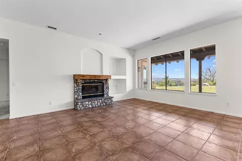 Living - 3506 Lancewood Way, Fallbrook, CA 92028 photo 2 of 5