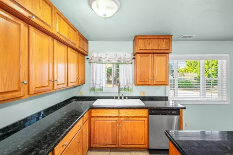 Kitchen - 177 Barhaven Ln, Fallbrook, CA 92028 photo 3 of 3