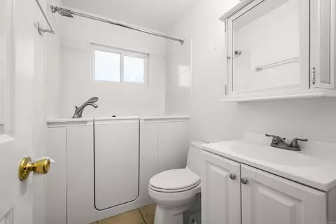 Bath - 177 Barhaven Ln, Fallbrook, CA 92028 photo 3 of 4