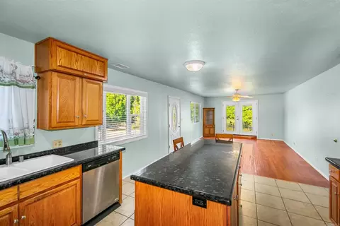 Kitchen - 177 Barhaven Ln, Fallbrook, CA 92028 photo 2 of 3