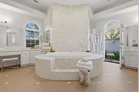 Bath - 4248 Citrus Dr, Fallbrook, CA 92028 photo 1 of 9