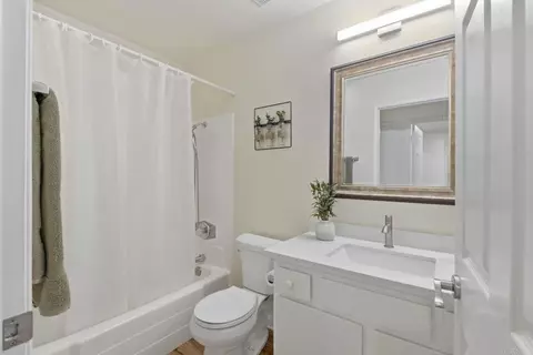 Bath - 1052 Plover Way, Oceanside, CA 92057 photo 3 of 3