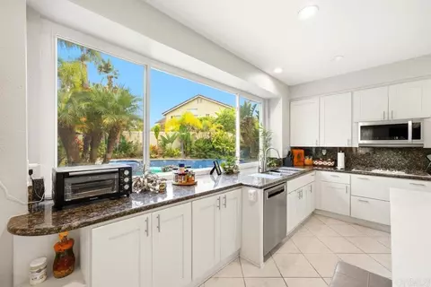 Kitchen - 5138 Palmera Dr, Oceanside, CA 92056 photo 5 of 7