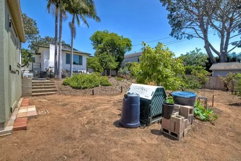 Exterior - 932 Stratford Dr, Encinitas, CA 92024 photo 12 of 14