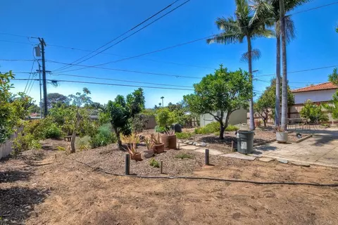 Exterior - 932 Stratford Dr, Encinitas, CA 92024 photo 8 of 14