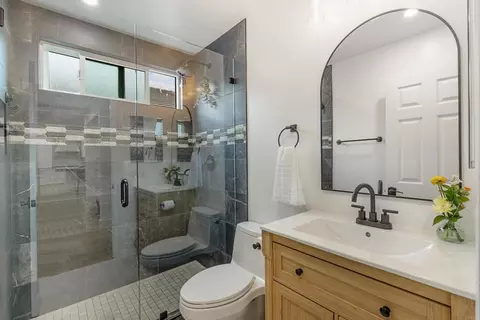 Bath - 1821 Hawk View Dr, Encinitas, CA 92024 photo 2 of 2