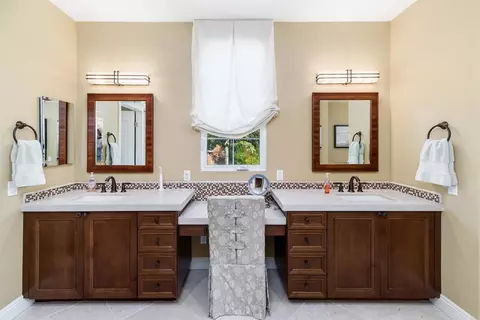 Bath - 7216 Sanderling Ct, Carlsbad, CA 92011 photo 3 of 7
