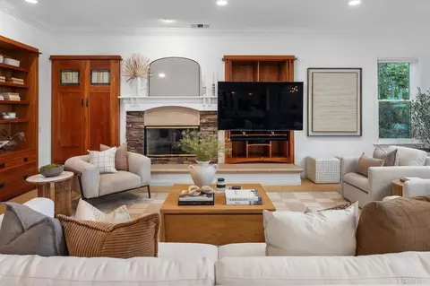Living - 7971 Paseo Esmerado, Carlsbad, CA 92009 photo 4 of 4