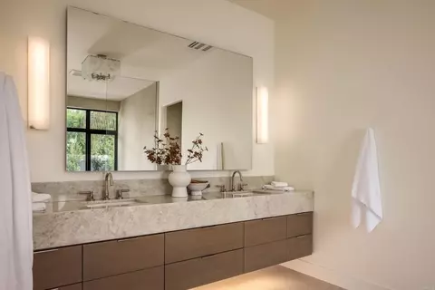 Bath - 601 N Cedros Ave, Solana Beach, CA 92075 photo 2 of 6