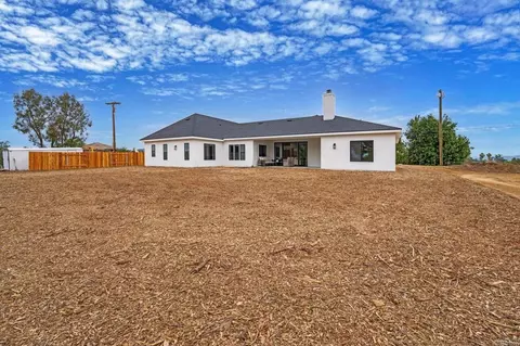 Exterior - 1547 Dickey St, Fallbrook, CA 92028 photo 5 of 7
