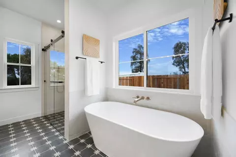 Bath - 1547 Dickey St, Fallbrook, CA 92028 photo 3 of 5