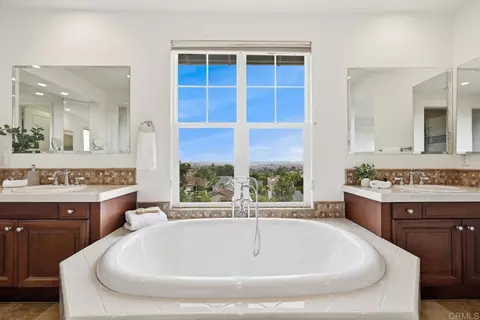 Bath - 7671 Circulo Sequoia, Carlsbad, CA 92009 photo 2 of 5