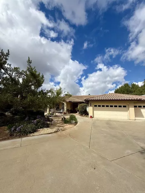 2527 Southern Oak Rd, Ramona, CA 92065