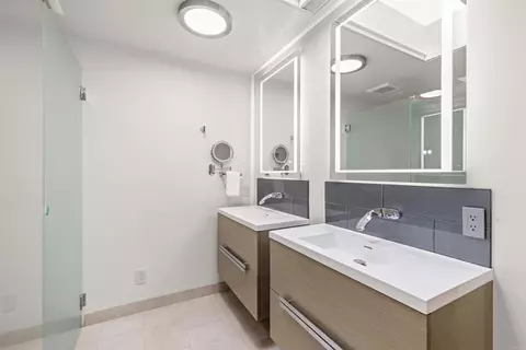 Bath - 375 W I St, Encinitas, CA 92024 photo 4 of 8