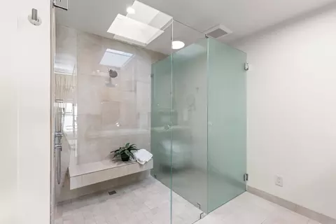 Bath - 375 W I St, Encinitas, CA 92024 photo 5 of 8