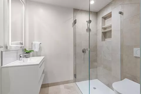 Bath - 375 W I St, Encinitas, CA 92024 photo 7 of 8