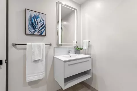 Bath - 375 W I St, Encinitas, CA 92024 photo 6 of 8