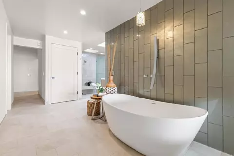 Bath - 375 W I St, Encinitas, CA 92024 photo 3 of 8