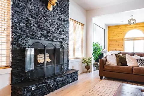 Living - 516 Irving Way, Big Bear City, CA 92314 photo 3 of 3