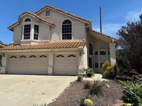1077 Felicidad Dr, Fallbrook, CA 92028